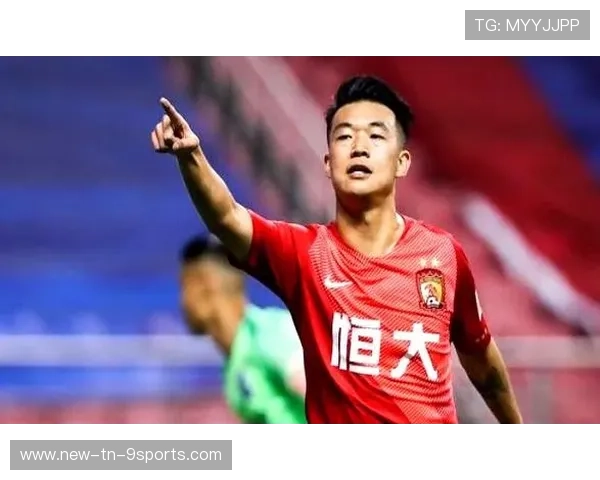 成都蓉城严鼎皓中路突破吸引防守球员的魅力解码