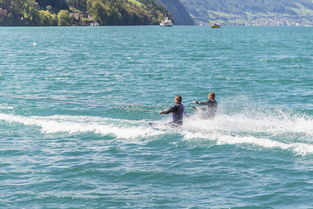 九游娱乐入口-“快艇冲浪：东三叉湖赛场极速角逐，掀起水上运动的新浪潮”